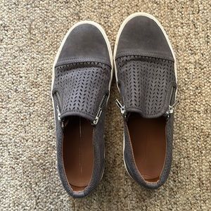 Report womens 8 slip ons. Lightly worn in perfect condition